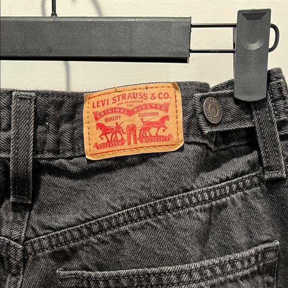 Levi's Black Cinch Waist Baggy Jeans. High Rise. Zipper Fly. 31”inseam - Picture 2 of 3